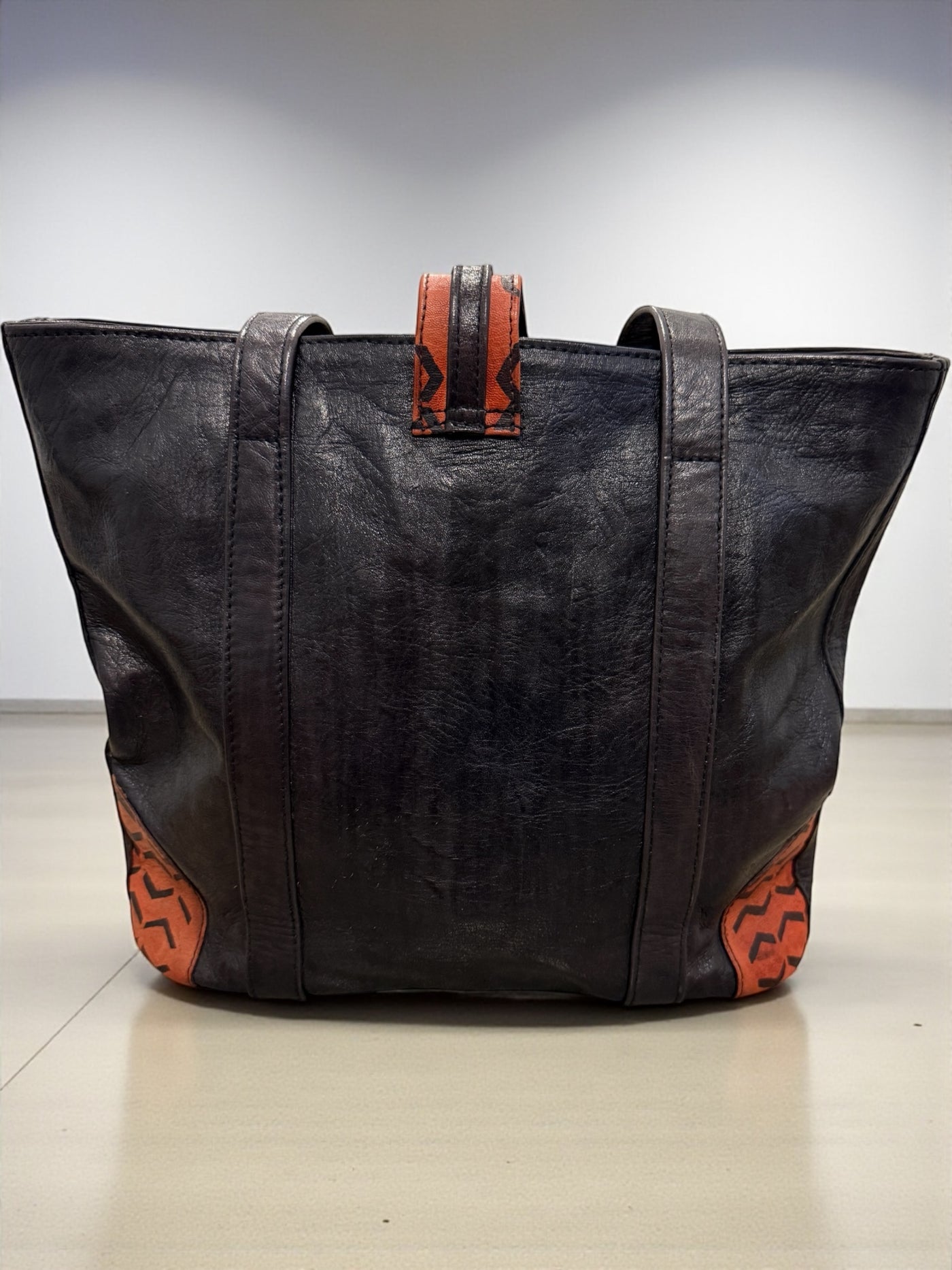Ebony Harmony Leather Tote – Handcrafted in Mali with Adinkra Symbol Detail