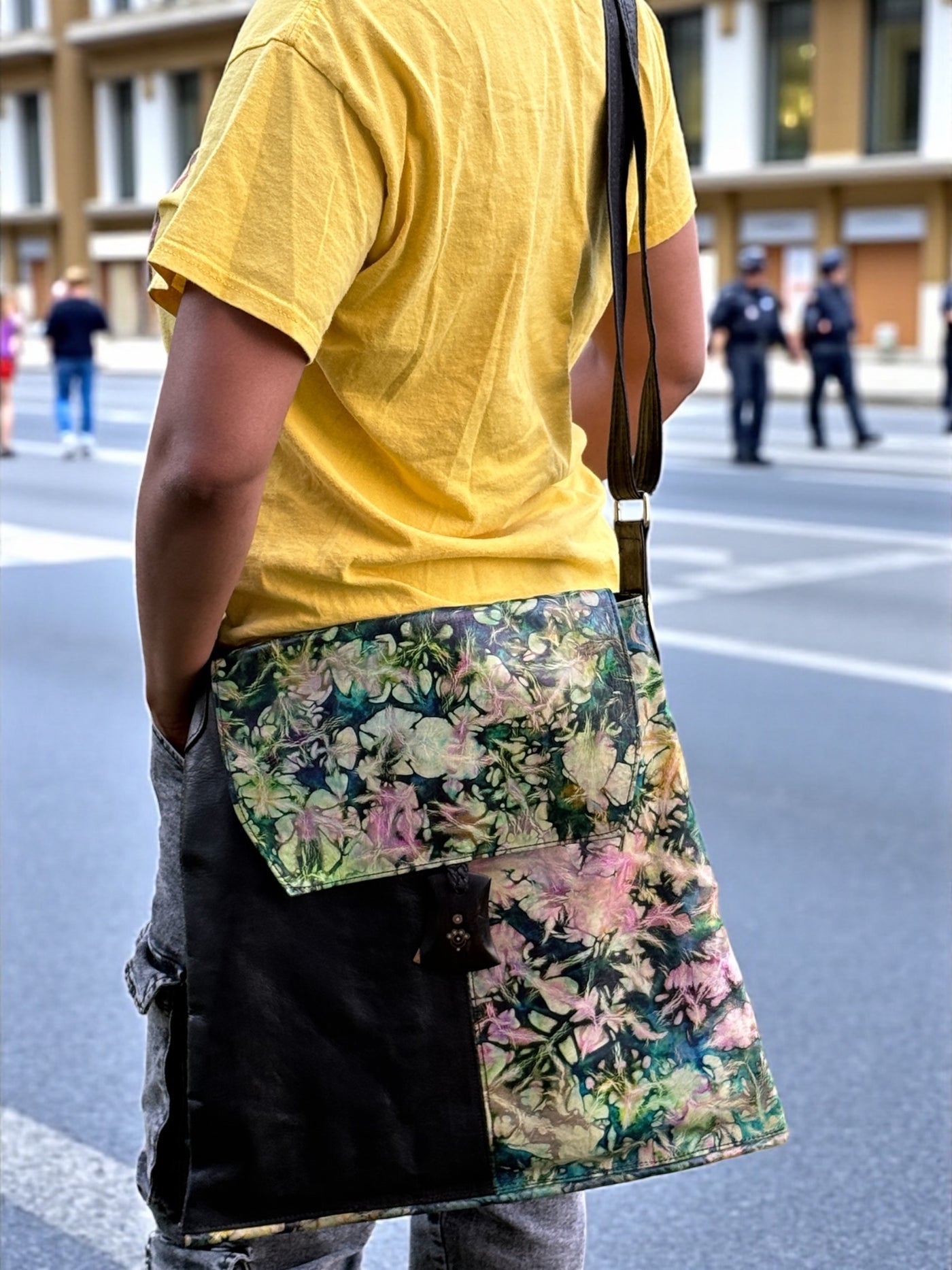 Savanna Mist Crossbody Bag – Handcrafted Leather Art from Mali (17x16 inch)