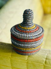Charger l&#39;image dans la galerie, Handwoven Senegal Basket with Cover - Multi-purpose Storage for Jewelry, Keys, and More!
